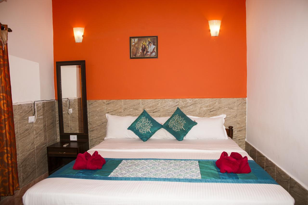 Oceans 7 Inn Calangute Exteriör bild